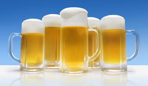 喝啤酒为什么要用啤酒杯？